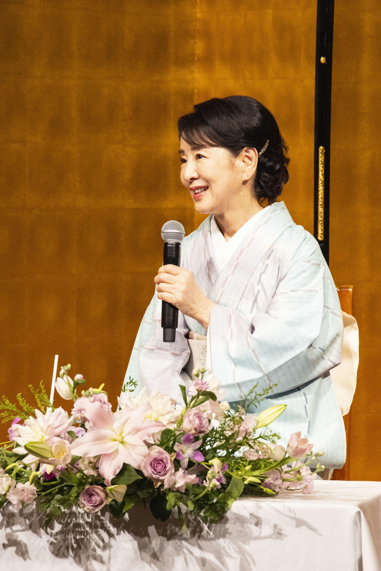 「写真集『吉永小百合』」刊行記念サイン本お渡し会を開き、笑顔の吉永小百合