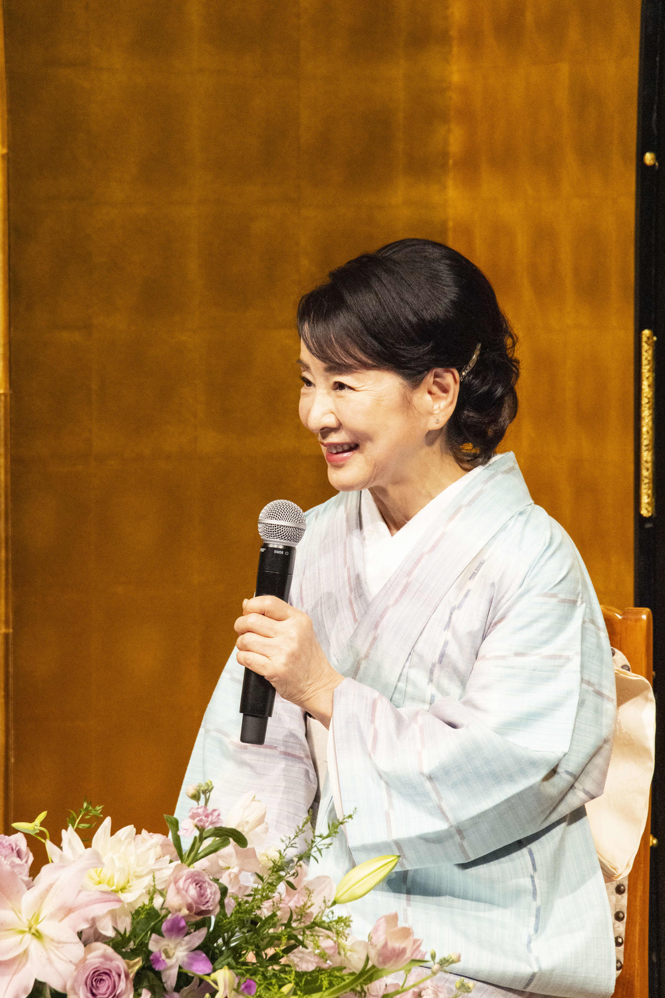 「写真集『吉永小百合』」刊行記念サイン本お渡し会を開き、笑顔の吉永小百合