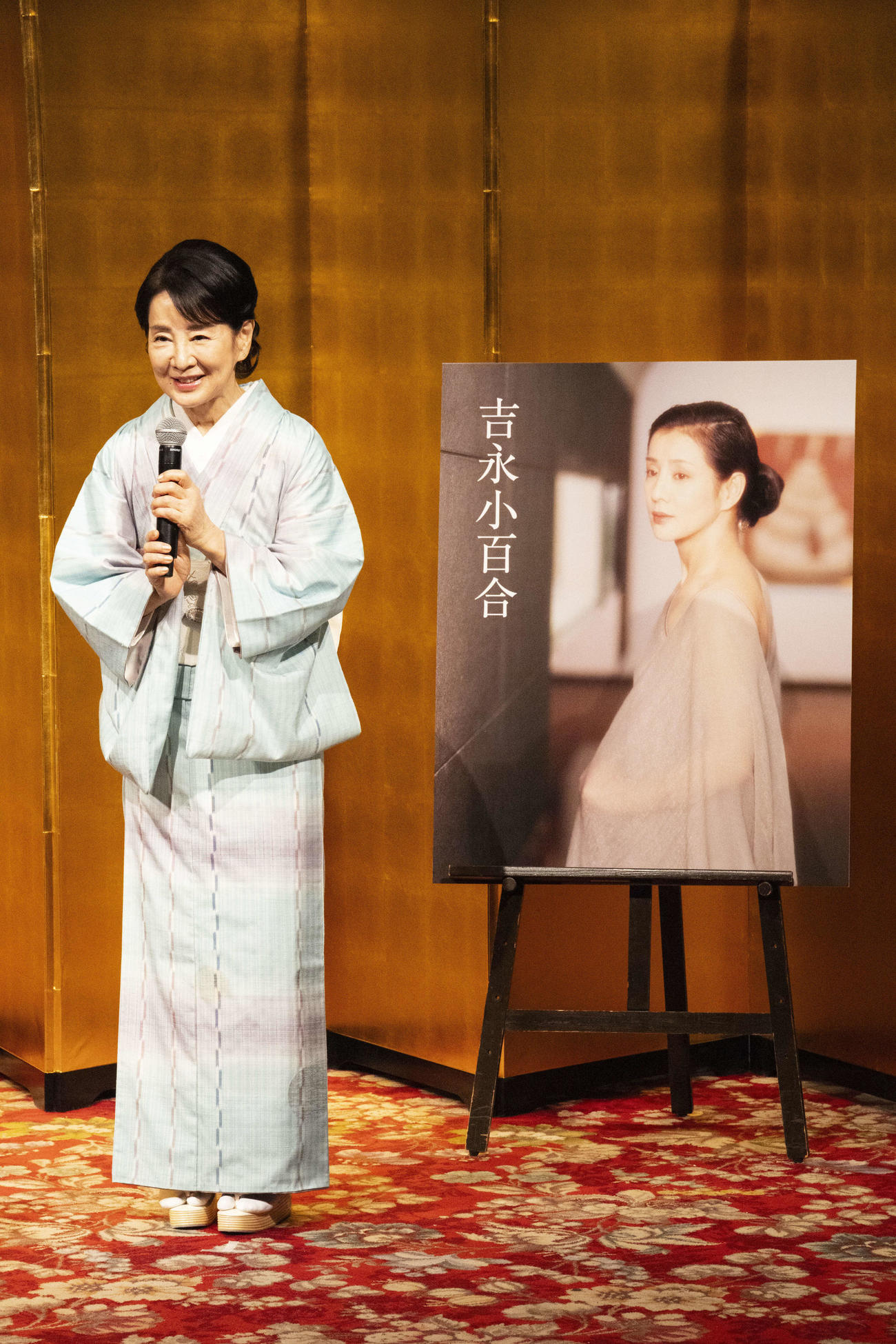 「写真集『吉永小百合』」刊行記念サイン本お渡し会を開き、笑顔の吉永小百合