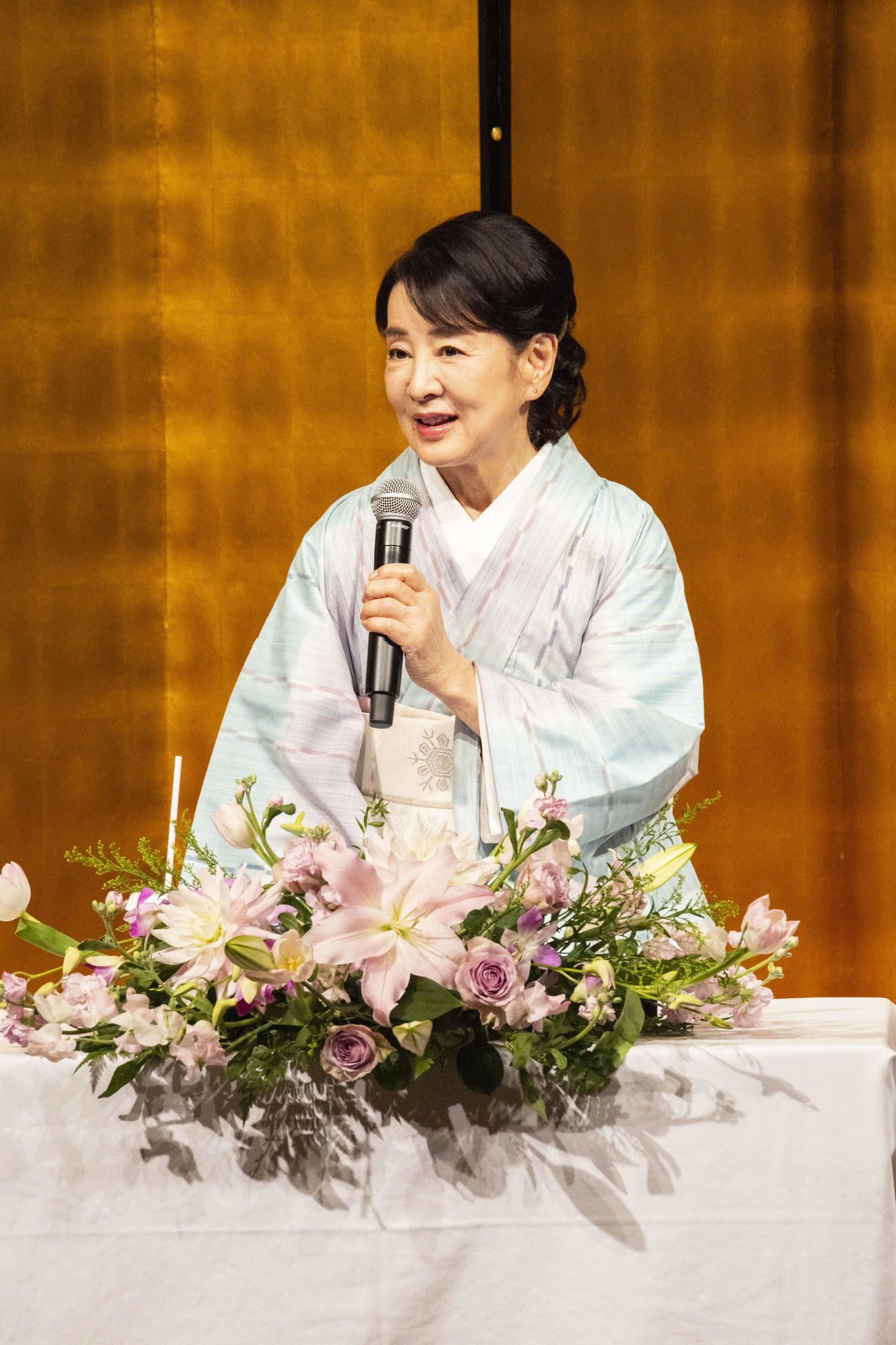 「写真集『吉永小百合』」刊行記念サイン本お渡し会を開き、笑顔の吉永小百合