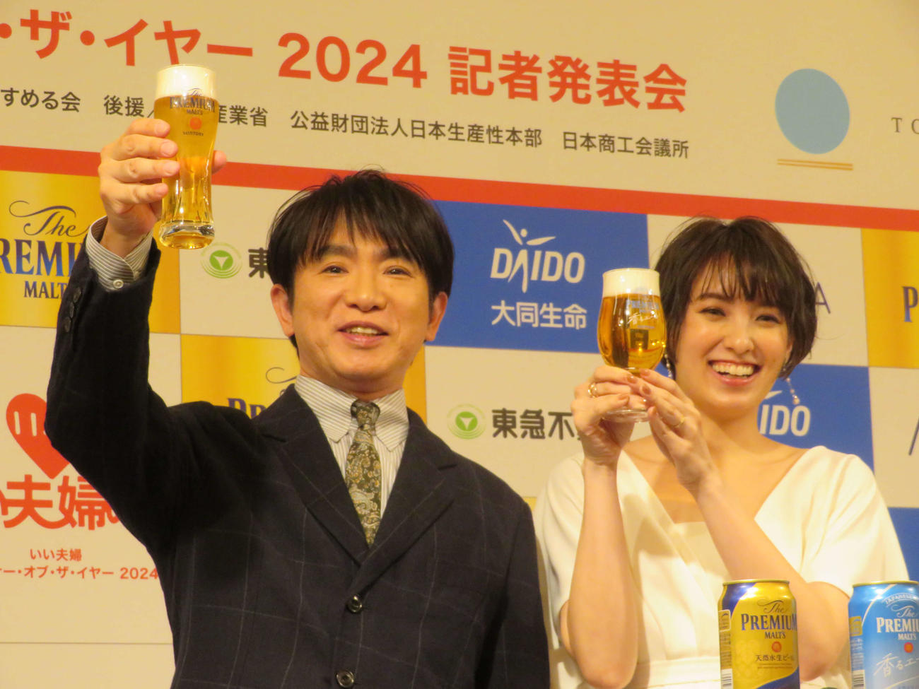 2024年11月、「いい夫婦　パートナー・オブ・ザ・イヤー　2024」に選ばれ、記者発表会で乾杯する、よゐこ濱口優と南明奈夫妻
