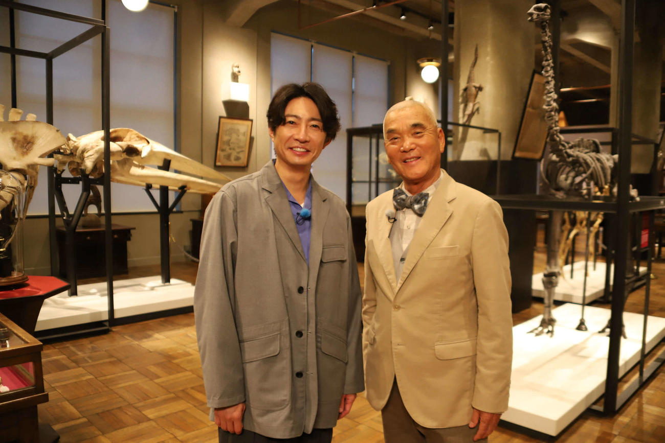 「ダーウィンが来た！“絶滅”からの復活スペシャル」に出演する相葉雅紀と動物写真家の岩合光昭氏