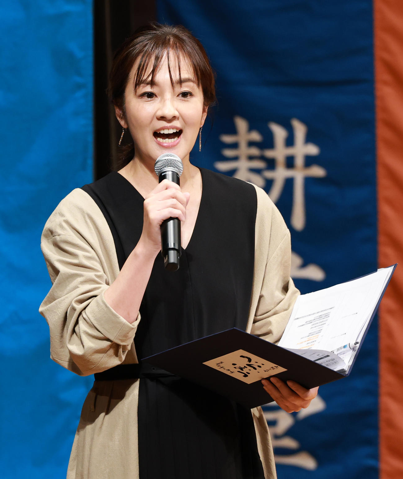 NHK大河ドラマ「べらぼう～蔦重栄華乃夢噺～」最終回パブリックビューイング＆トークショーに登場した鈴木奈穂子アナウンサー（撮影・野上伸悟）