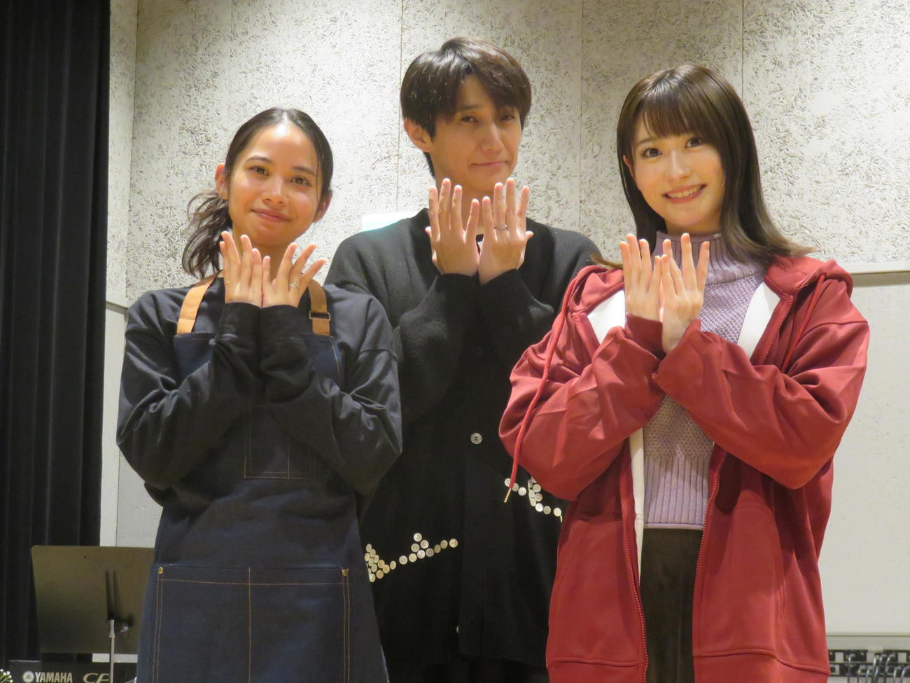 ミュージカル「白爪草」の稽古場取材を行った屋比久知奈（左）と唯月ふうか。中央は演出の元吉庸泰氏