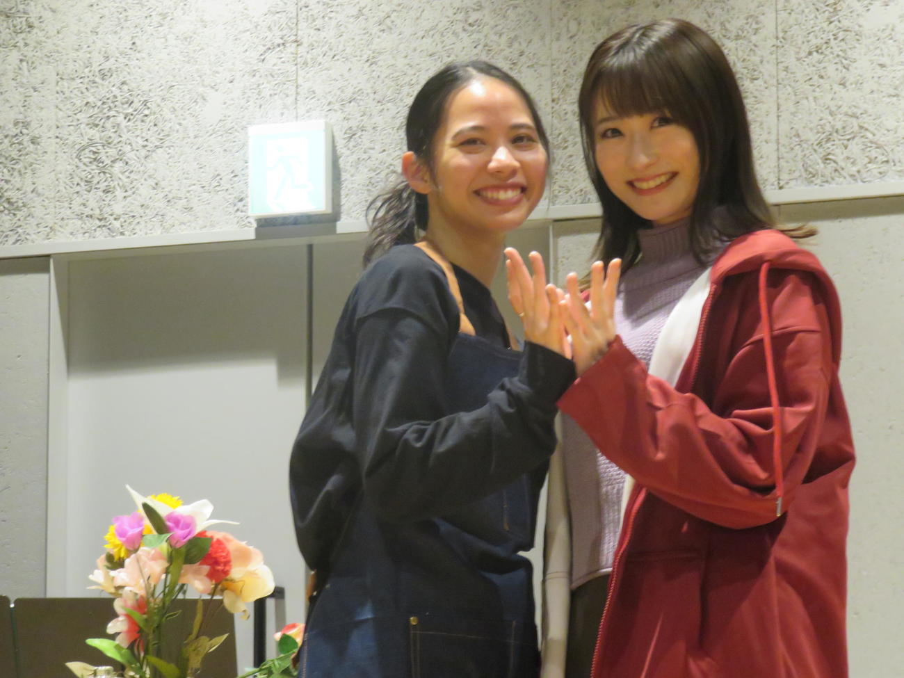 ミュージカル「白爪草」の稽古場取材を行った屋比久知奈（左）と唯月ふうか