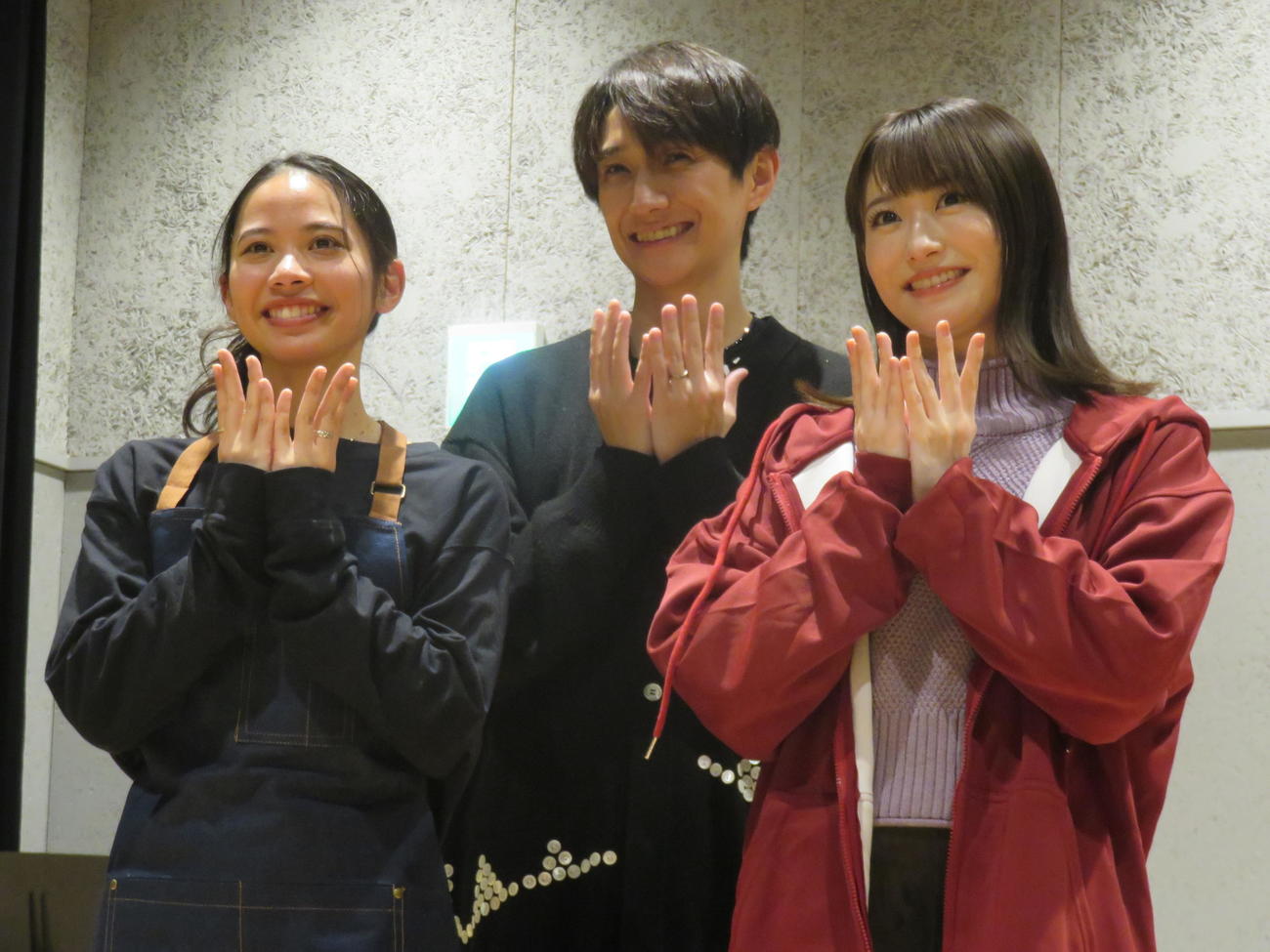 ミュージカル「白爪草」の稽古場取材を行った屋比久知奈（左）と唯月ふうか。後ろは演出の元吉庸泰氏