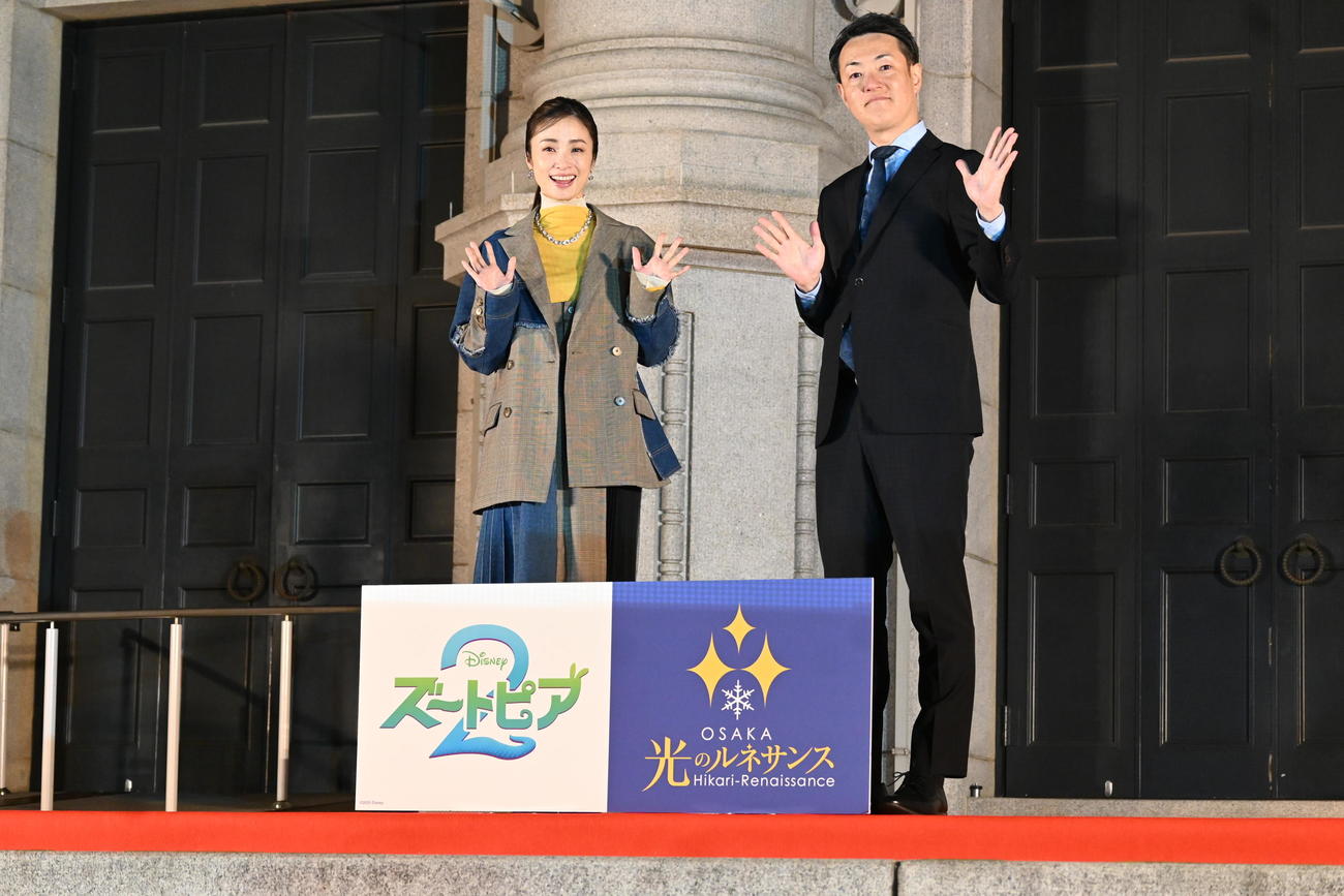 セレモニーに登壇した大阪市の横山英幸市長（右）と上戸彩（撮影・松浦隆司）