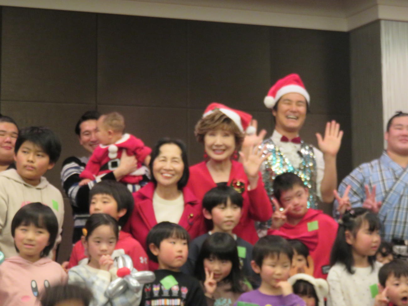 子供たちと集合写真に納まる松島みどり首相補佐官（中央左）と小林幸子（中央右）