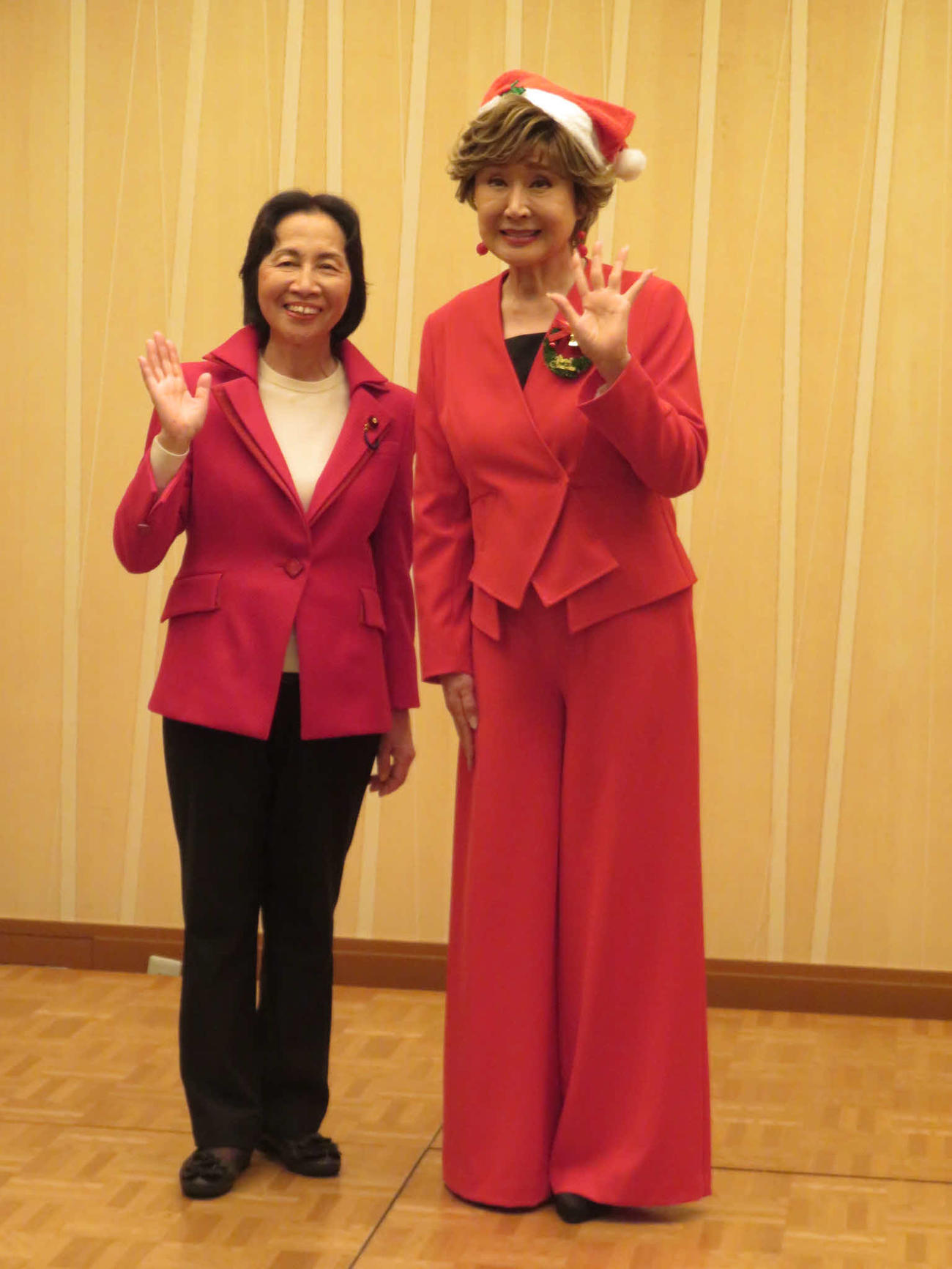 笑顔で手を振る松島みどり首相補佐官と小林幸子