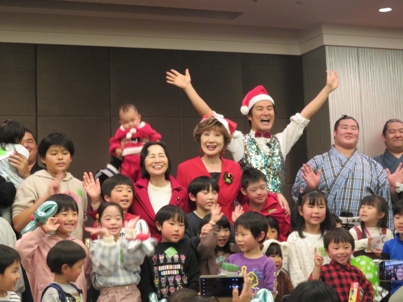 子供たちと集合写真に納まる松島みどり首相補佐官（中央左）と小林幸子（中央右）
