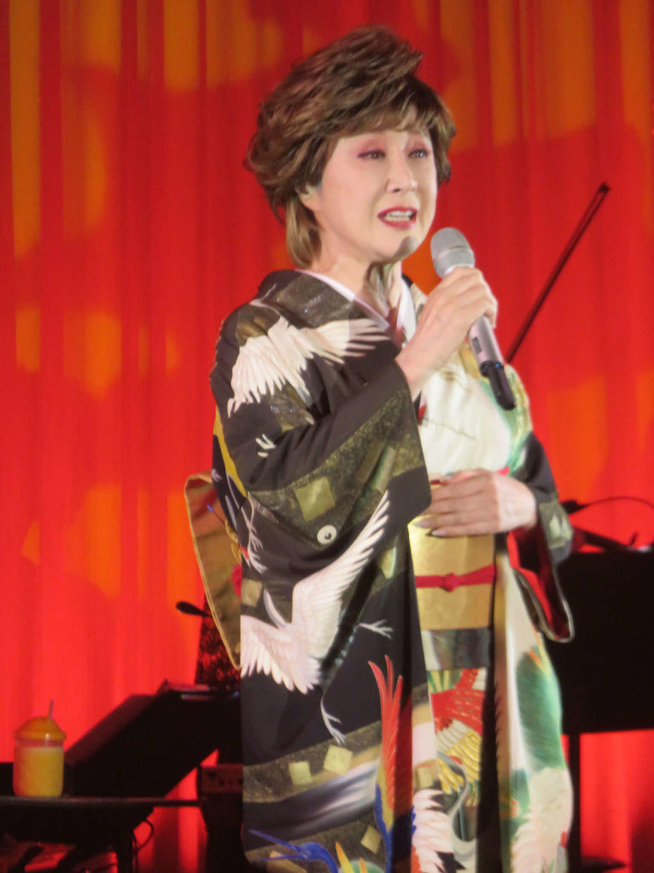 ディナーショーで熱唱する小林幸子