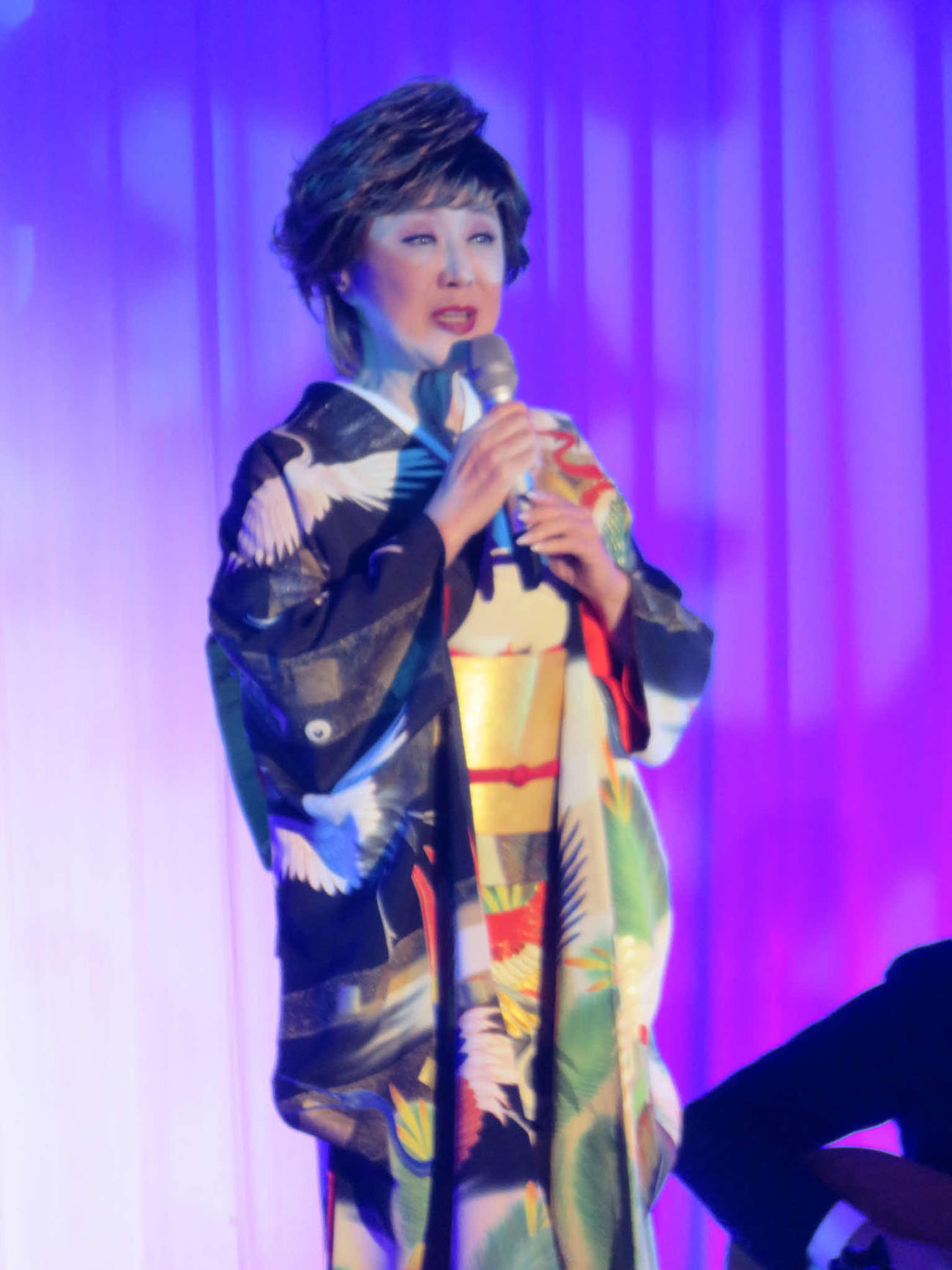 ディナーショーで熱唱する小林幸子
