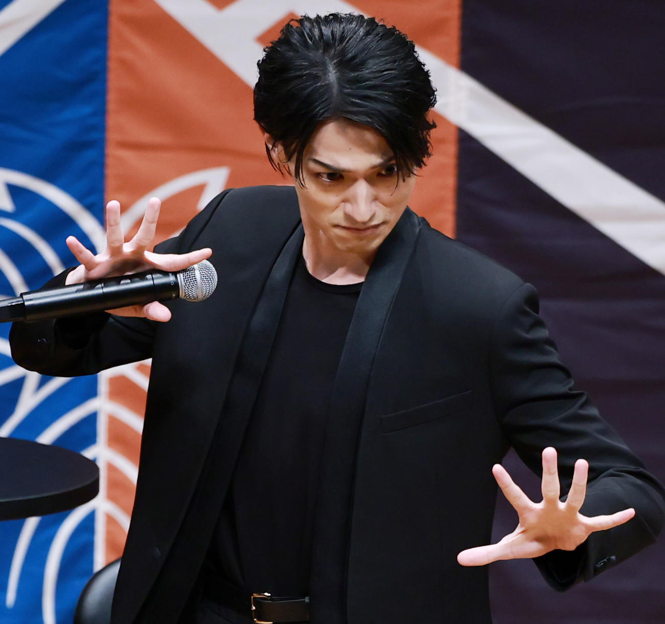 NHK大河ドラマ「べらぼう～蔦重栄華乃夢噺～」最終回パブリックビューイング＆トークショーで見えを切る横浜流星（撮影・野上伸悟）
