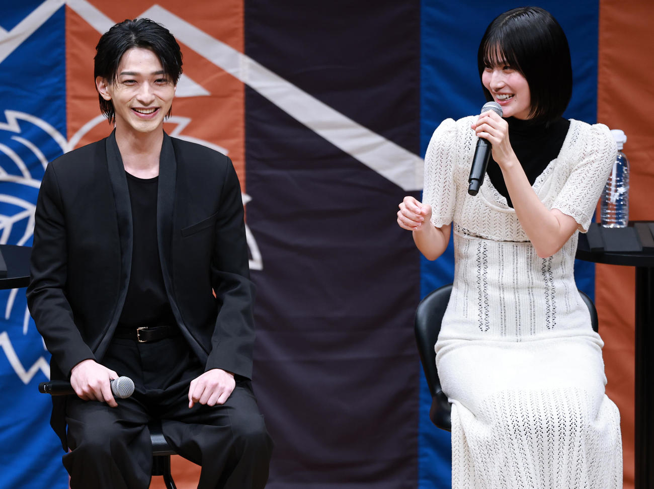 NHK大河ドラマ「べらぼう～蔦重栄華乃夢噺～」最終回パブリックビューイング＆トークショーに登場した横浜流星（左）と橋本愛（撮影・野上伸悟）