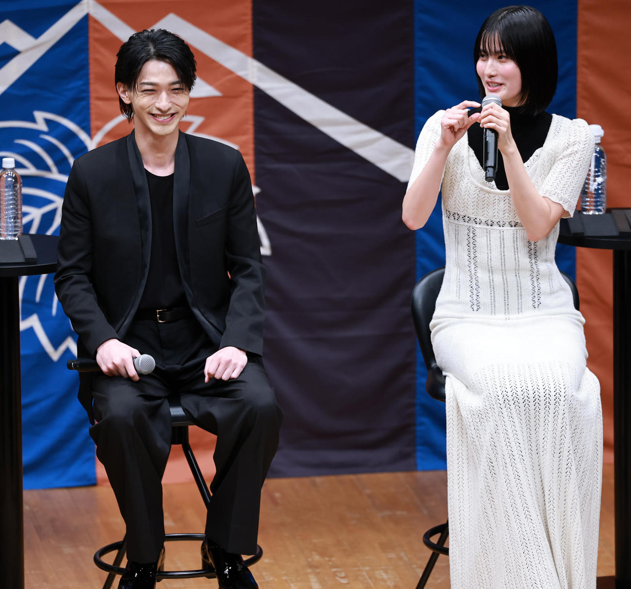 NHK大河ドラマ「べらぼう～蔦重栄華乃夢噺～」最終回パブリックビューイング＆トークショーに登場した横浜流星（左）と橋本愛（撮影・野上伸悟）