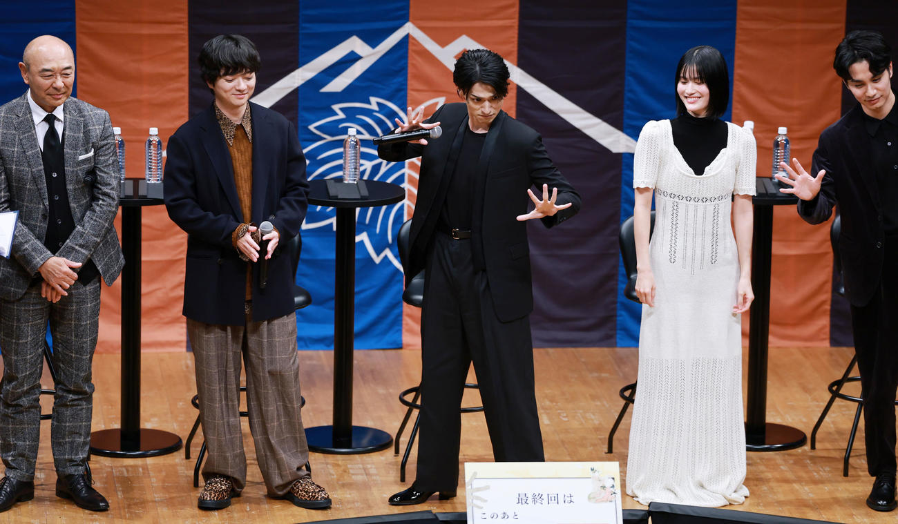 NHK大河ドラマ「べらぼう～蔦重栄華乃夢噺～」最終回パブリックビューイング＆トークショーに登場した、左から高橋克実、染谷将太、横浜流星、橋本愛、中村蒼（撮影・野上伸悟）