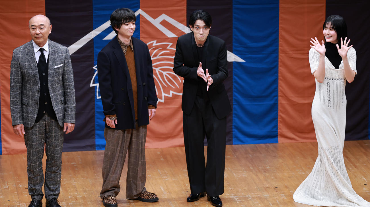 NHK大河ドラマ「べらぼう～蔦重栄華乃夢噺～」最終回パブリックビューイング＆トークショーに登場した、左から高橋克実、染谷将太、横浜流星、橋本愛（撮影・野上伸悟）