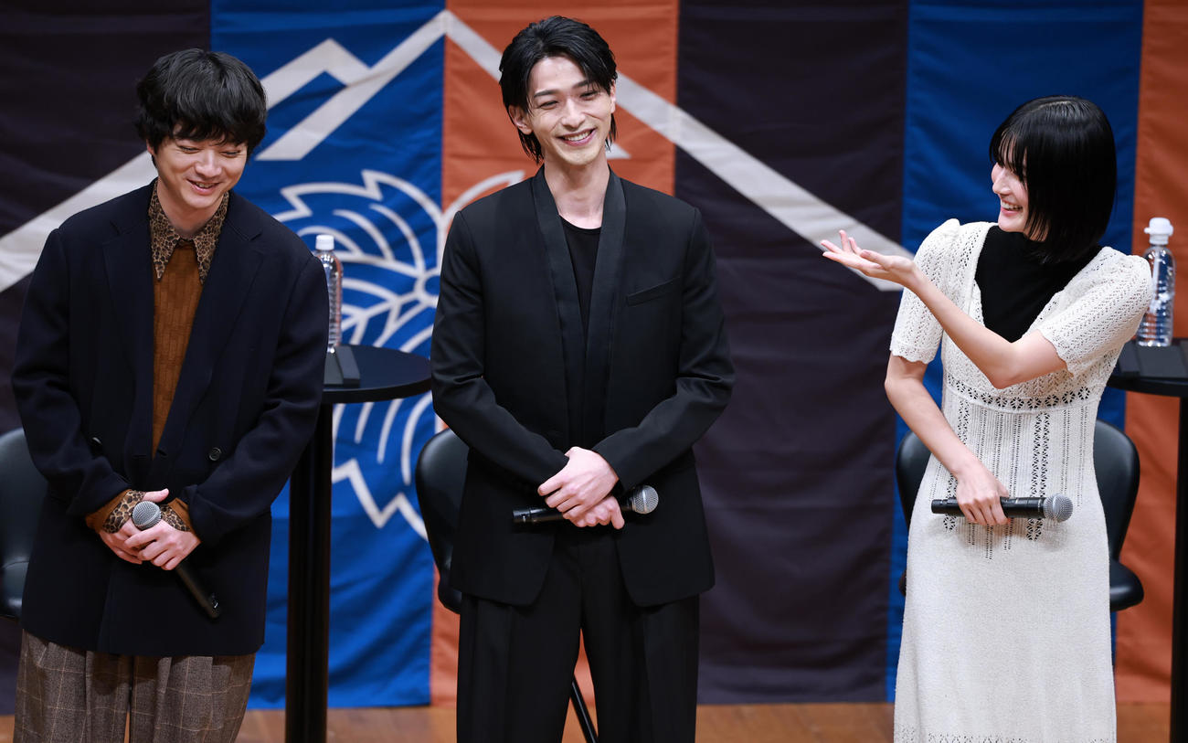 NHK大河ドラマ「べらぼう～蔦重栄華乃夢噺～」最終回パブリックビューイング＆トークショーに登場した、左から染谷将太、横浜流星、橋本愛（撮影・野上伸悟）