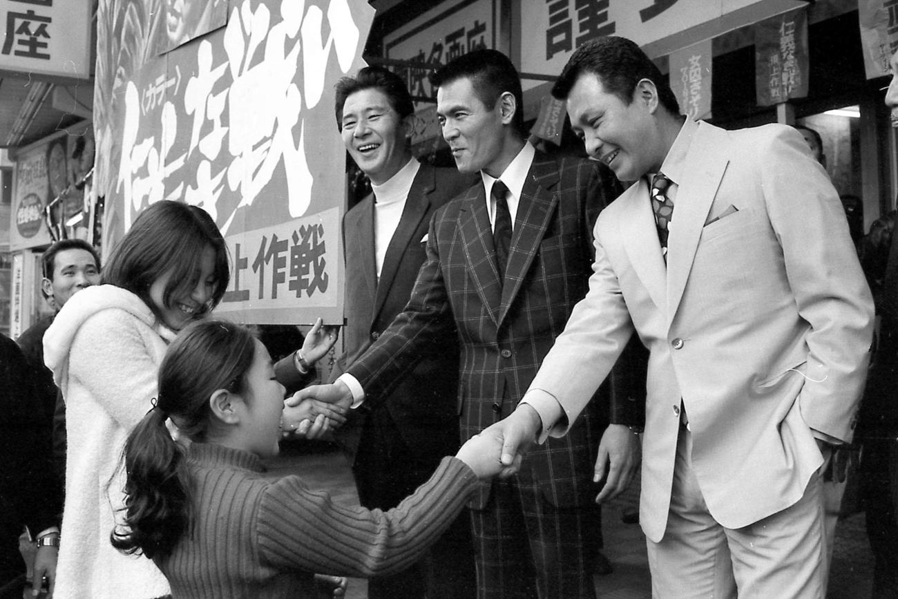 74年1月15日、菅原文太（中央）梅宮辰夫（右）と並んで、映画「仁義なき戦い」をPRする東映の岡田茂名誉会長