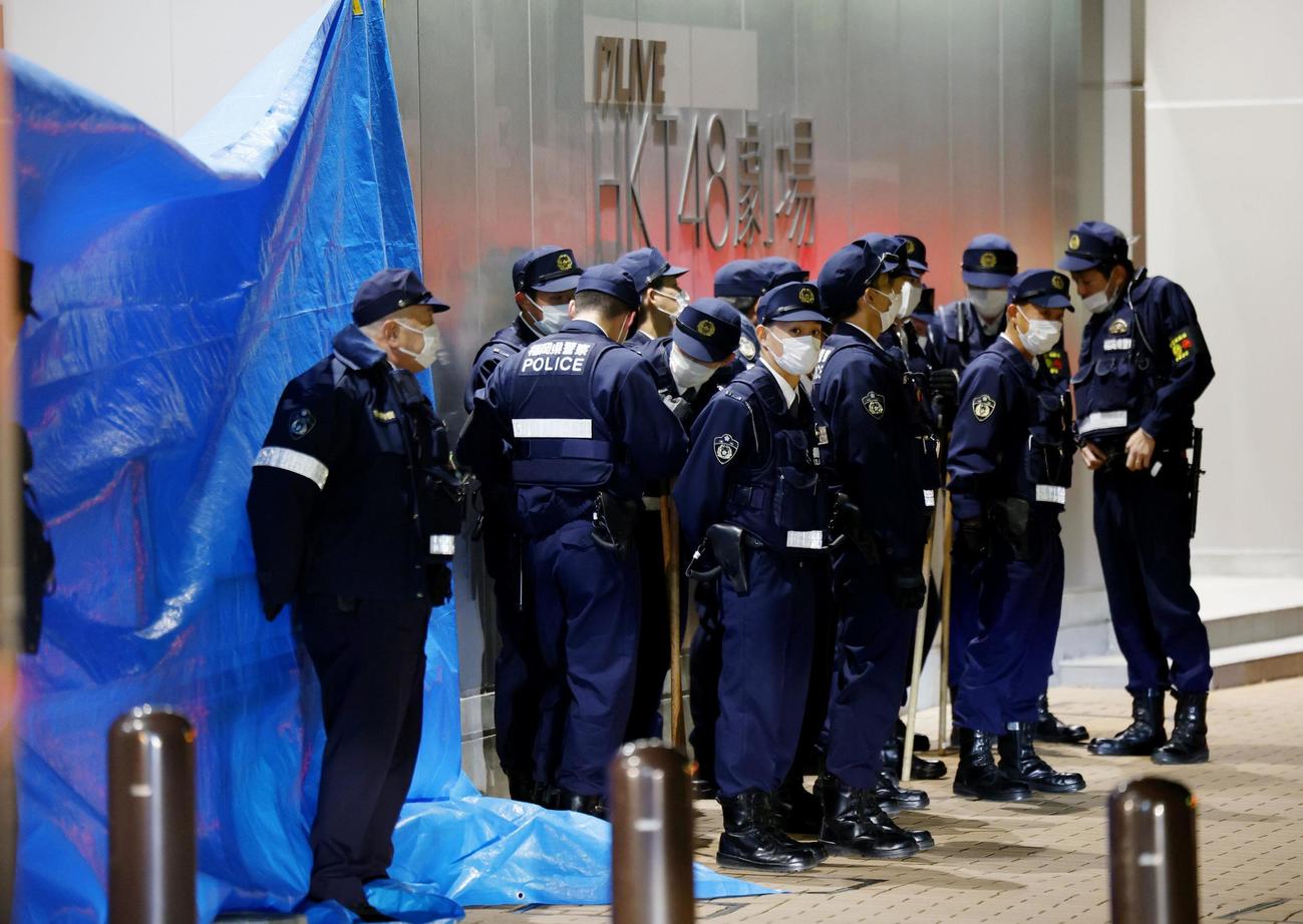 事件のあった商業施設付近に集まる警察官（共同）