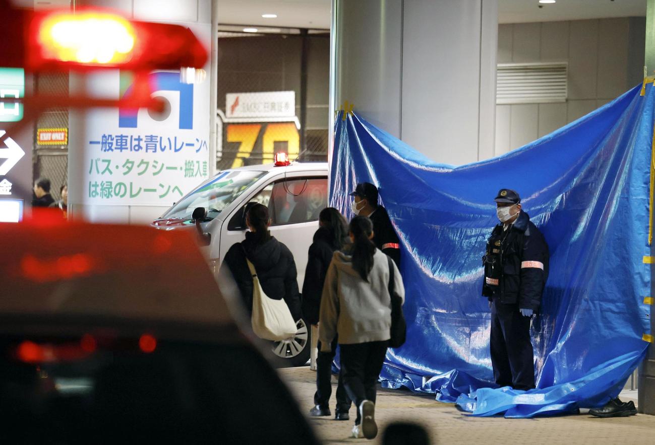 事件のあった商業施設付近で警戒にあたる警察官（共同）
