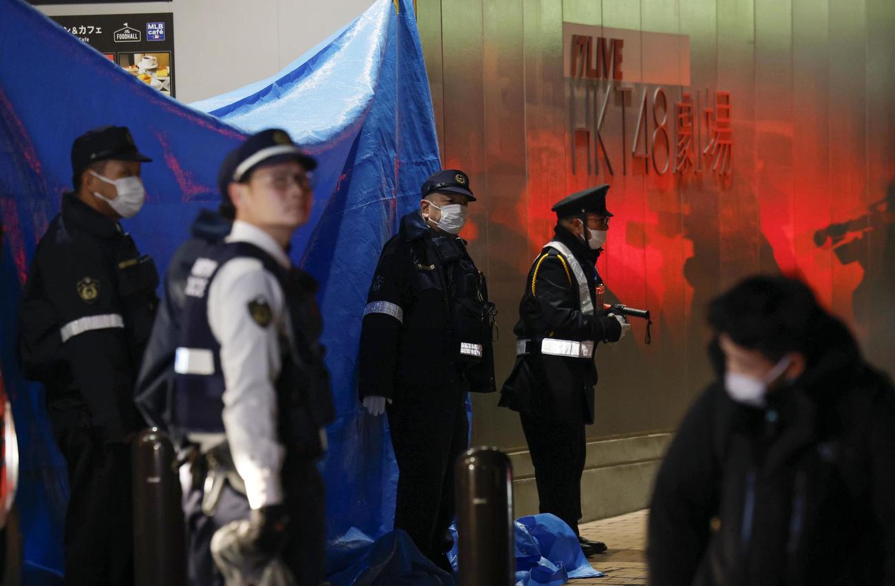 事件のあった商業施設付近で警戒にあたる警察官ら（共同）