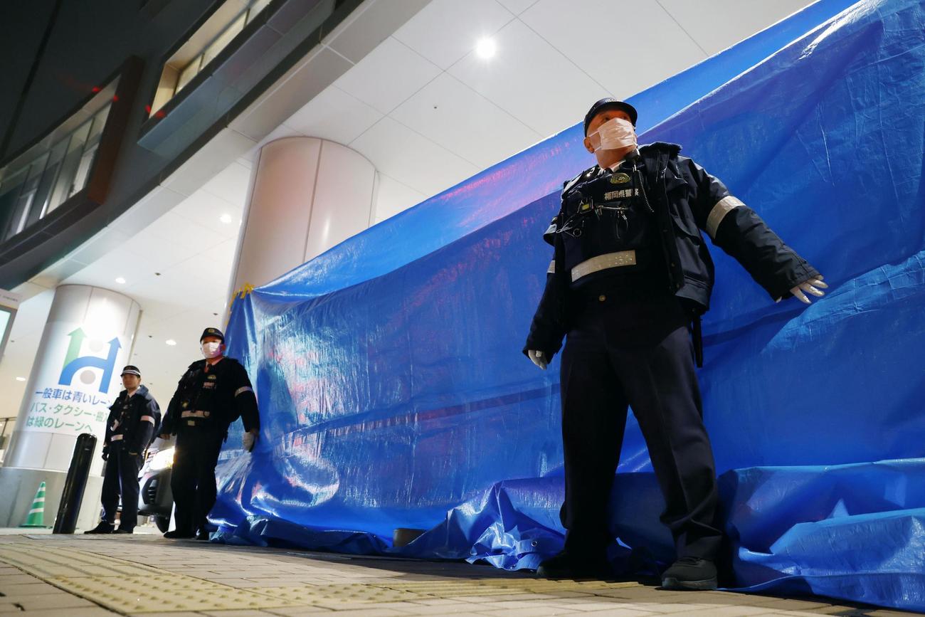 事件のあった商業施設付近で警戒にあたる警察官（共同）