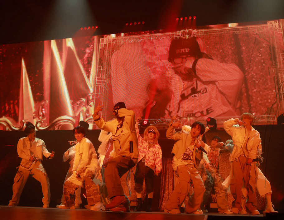 「OWV＆OCTPATH MASHUP LIVE 2025 TWO THRONE」でパフォーマンスするOWVとOCTPATH（山口比佐夫氏撮影）