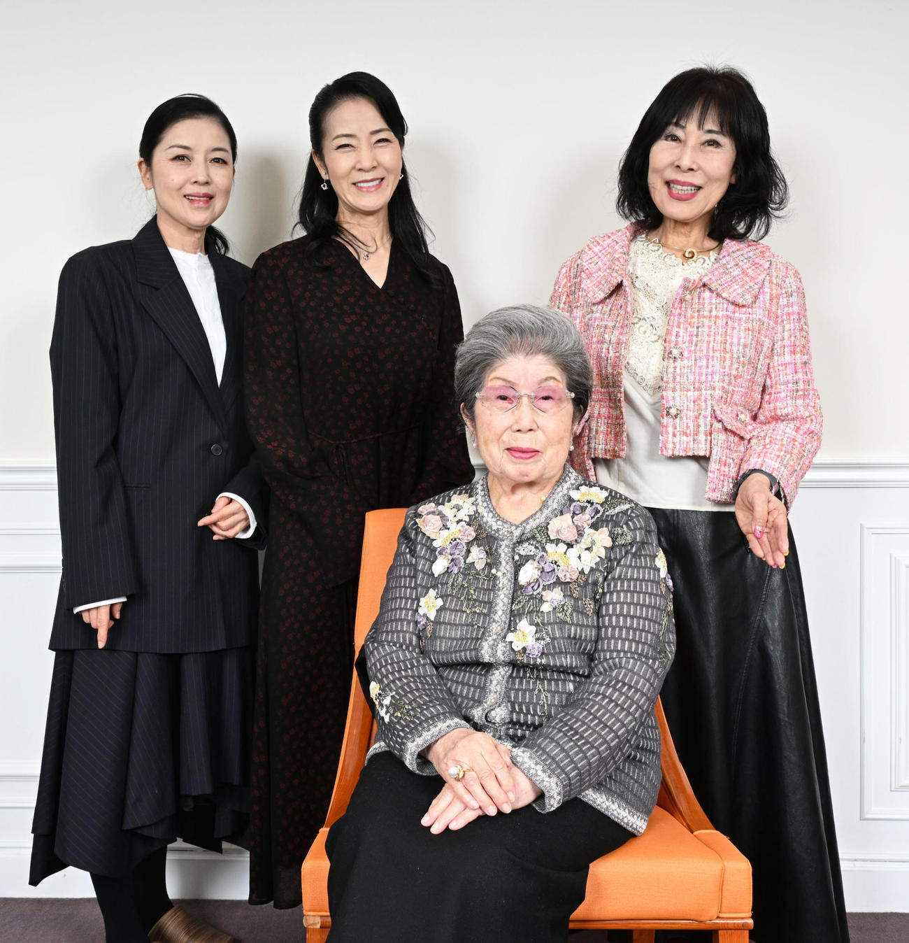 「二葉組」の弟子たちと写真に納まる二葉百合子（手前）。後方左から藤あや子、坂本冬美、原田悠里（撮影・千葉一成）