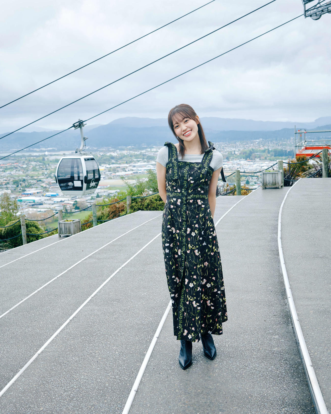 公開された櫻坂46松田里奈のロープウエーを背景にしたカット（撮影／北浦敦子）