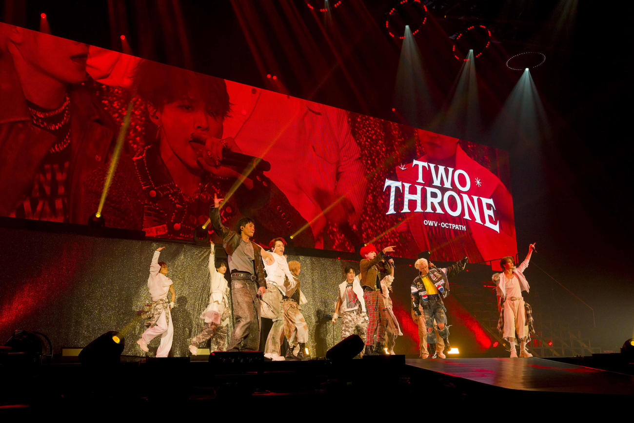 「OWV＆OCTPATH MASHUP LIVE 2025 TWO THRONE」でパフォーマンスするOWVとOCTPATH（武田真和氏撮影）