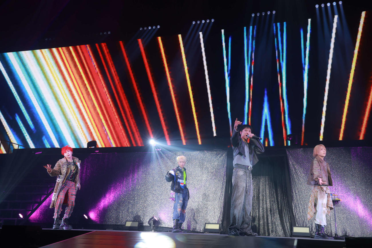 「OWV＆OCTPATH MASHUP LIVE 2025 TWO THRONE」でパフォーマンスするOWV（山口比佐夫氏撮影）