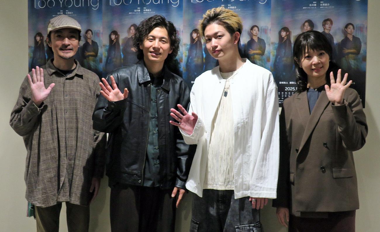 宮﨑秋人（左から2人目、2025年撮影）
