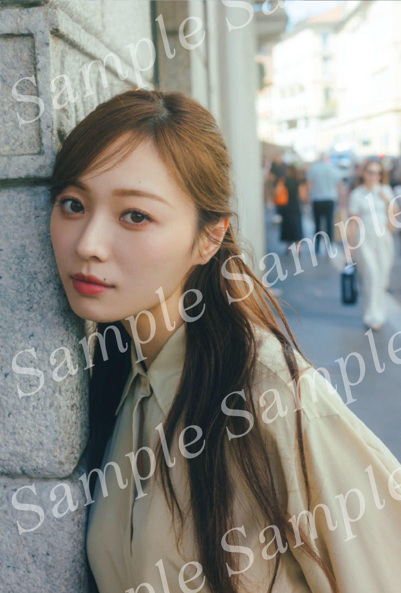 公開された乃木坂46梅澤美波セカンド写真集の特典ポストカード（撮影・東京祐）