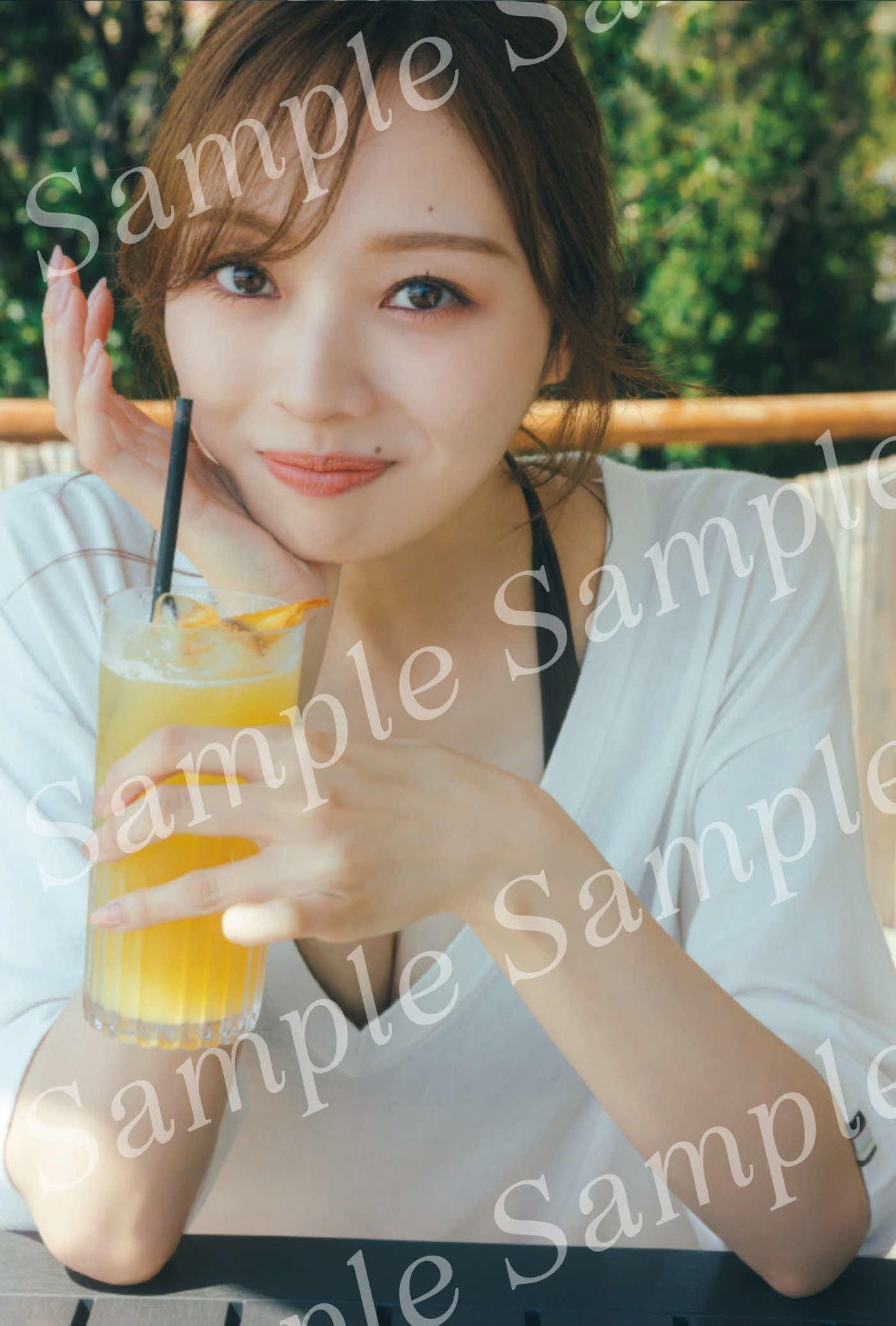 公開された乃木坂46梅澤美波セカンド写真集の特典ポストカード（撮影・東京祐）