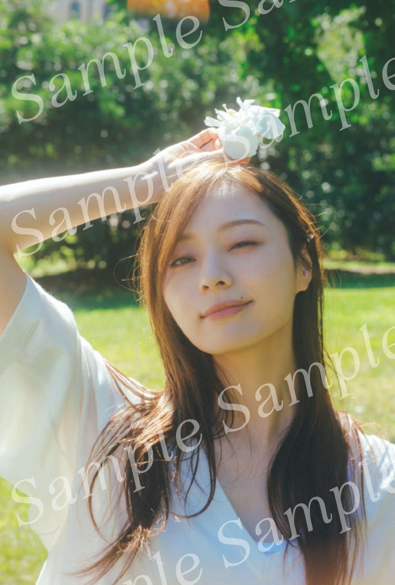公開された乃木坂46梅澤美波セカンド写真集の特典ポストカード（撮影・東京祐）