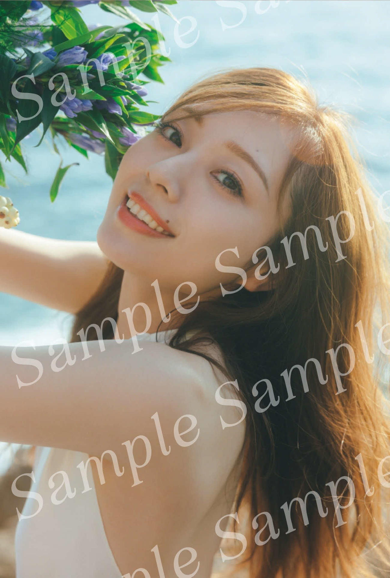 公開された乃木坂46梅澤美波セカンド写真集の特典ポストカード（撮影・東京祐）