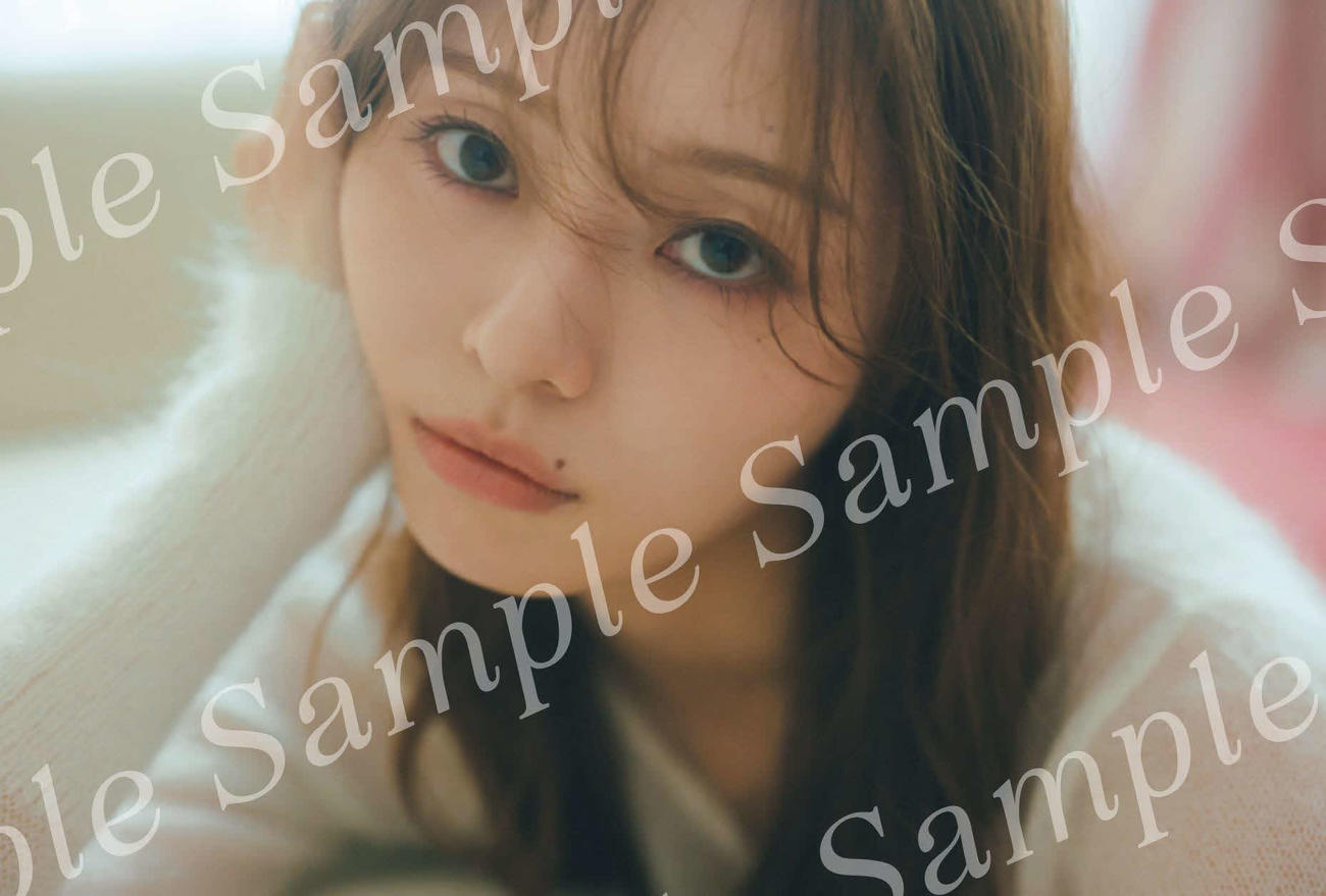 公開された乃木坂46梅澤美波セカンド写真集の特典ポストカード（撮影・東京祐）