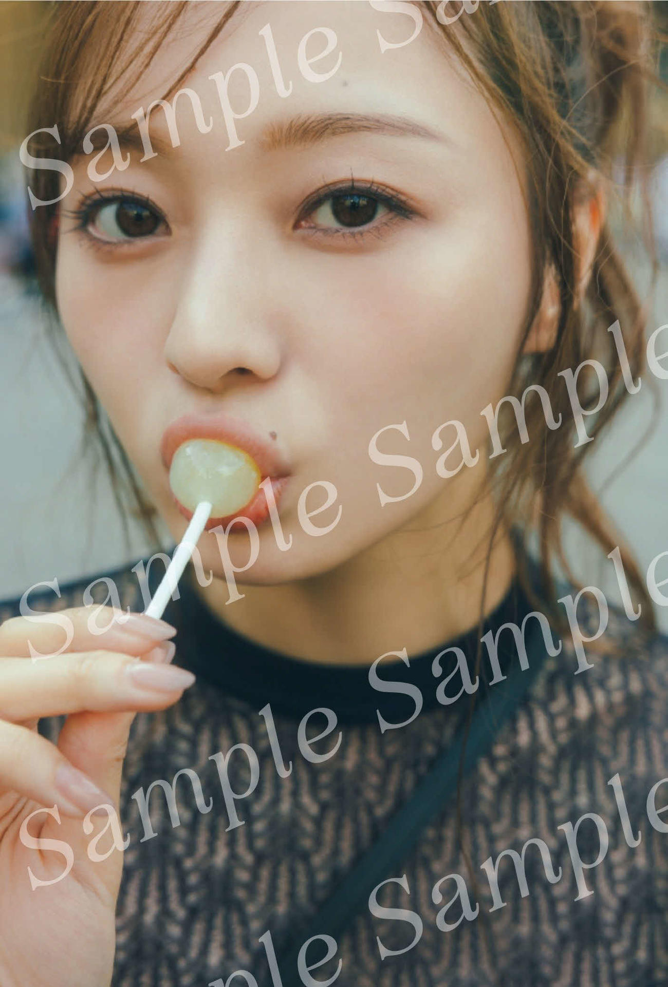 公開された乃木坂46梅澤美波セカンド写真集の特典ポストカード（撮影・東京祐）