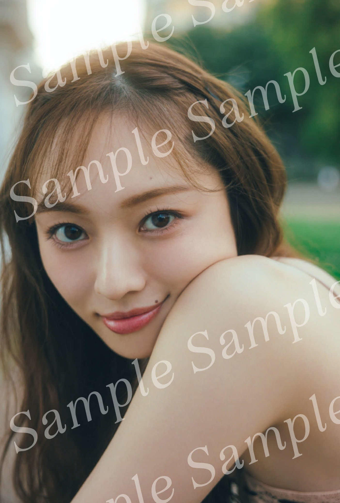 公開された乃木坂46梅澤美波セカンド写真集の特典ポストカード（撮影・東京祐）
