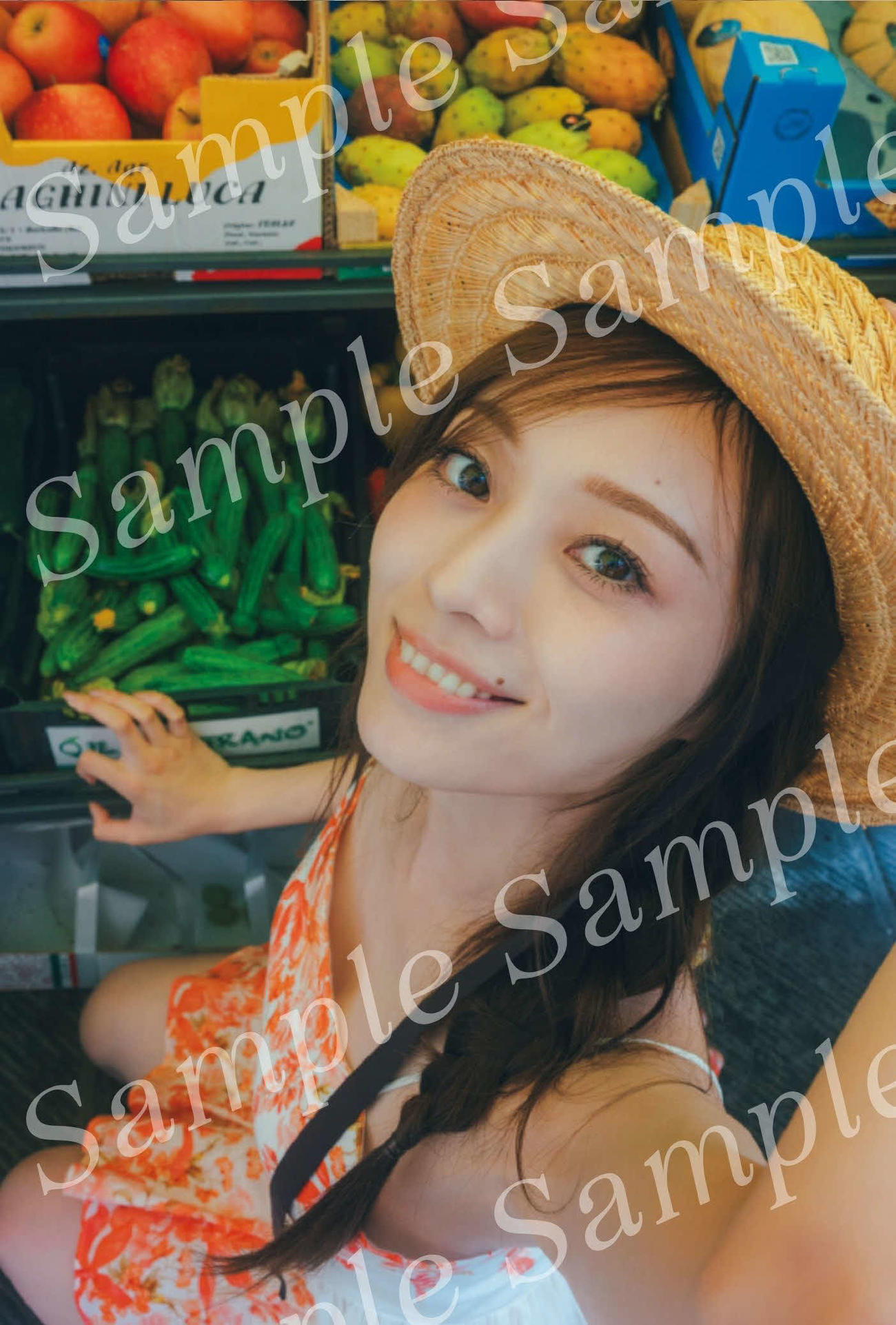 公開された乃木坂46梅澤美波セカンド写真集の特典ポストカード（撮影・東京祐）