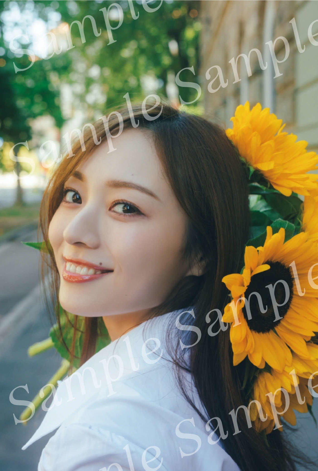 公開された乃木坂46梅澤美波セカンド写真集の特典ポストカード（撮影・東京祐）