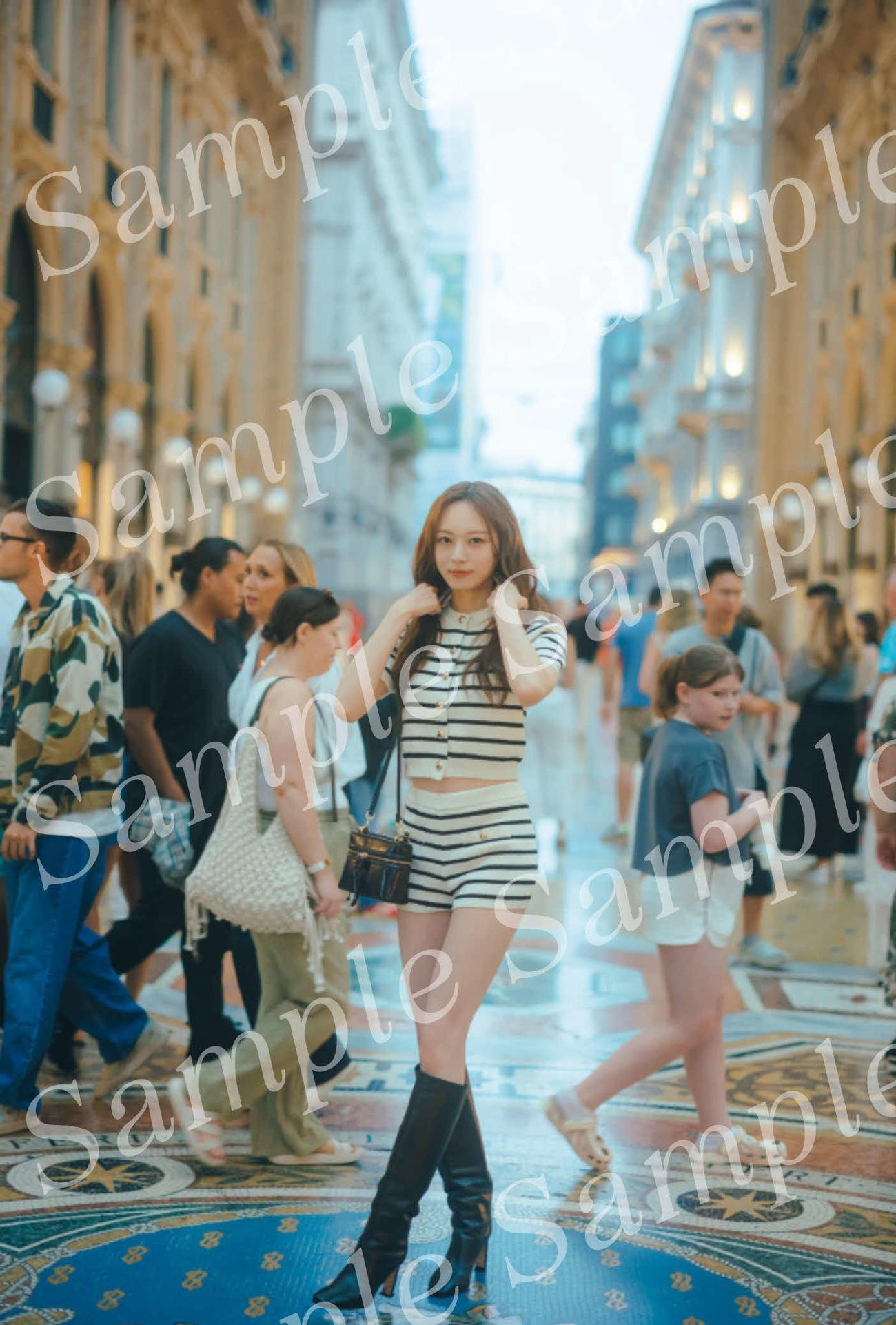 公開された乃木坂46梅澤美波セカンド写真集の特典ポストカード（撮影・東京祐）