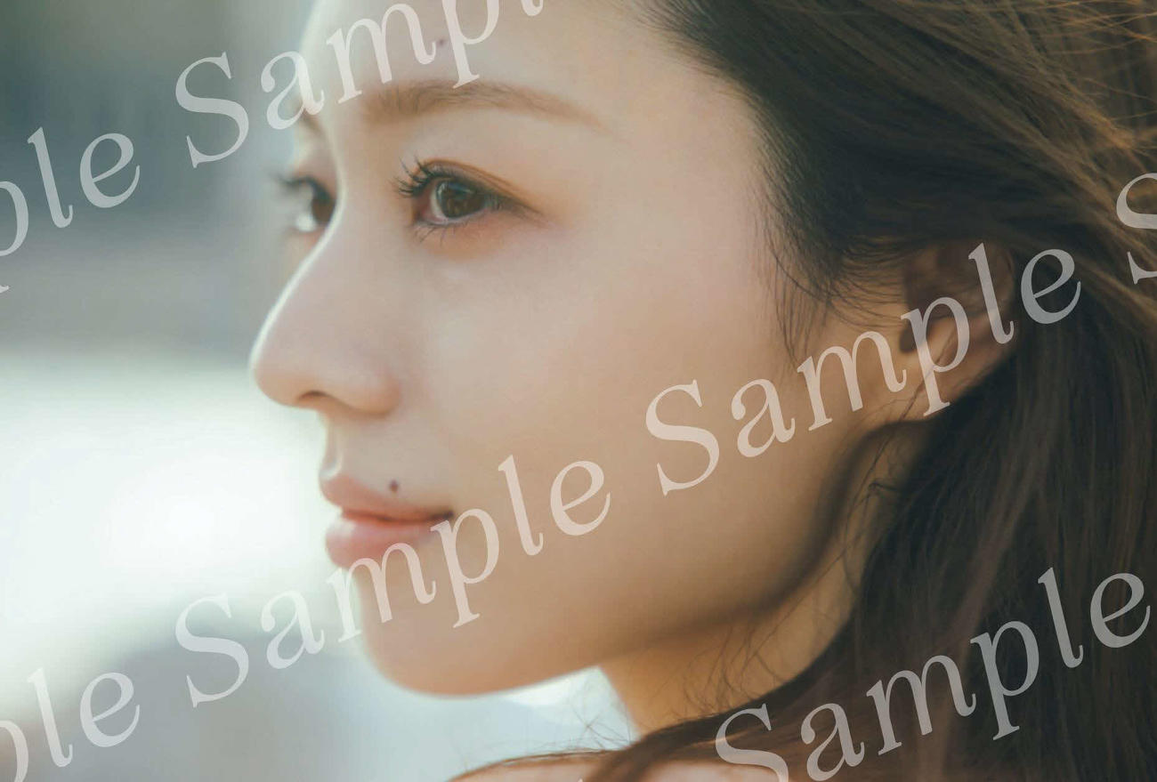 公開された乃木坂46梅澤美波セカンド写真集の特典ポストカード（撮影・東京祐）
