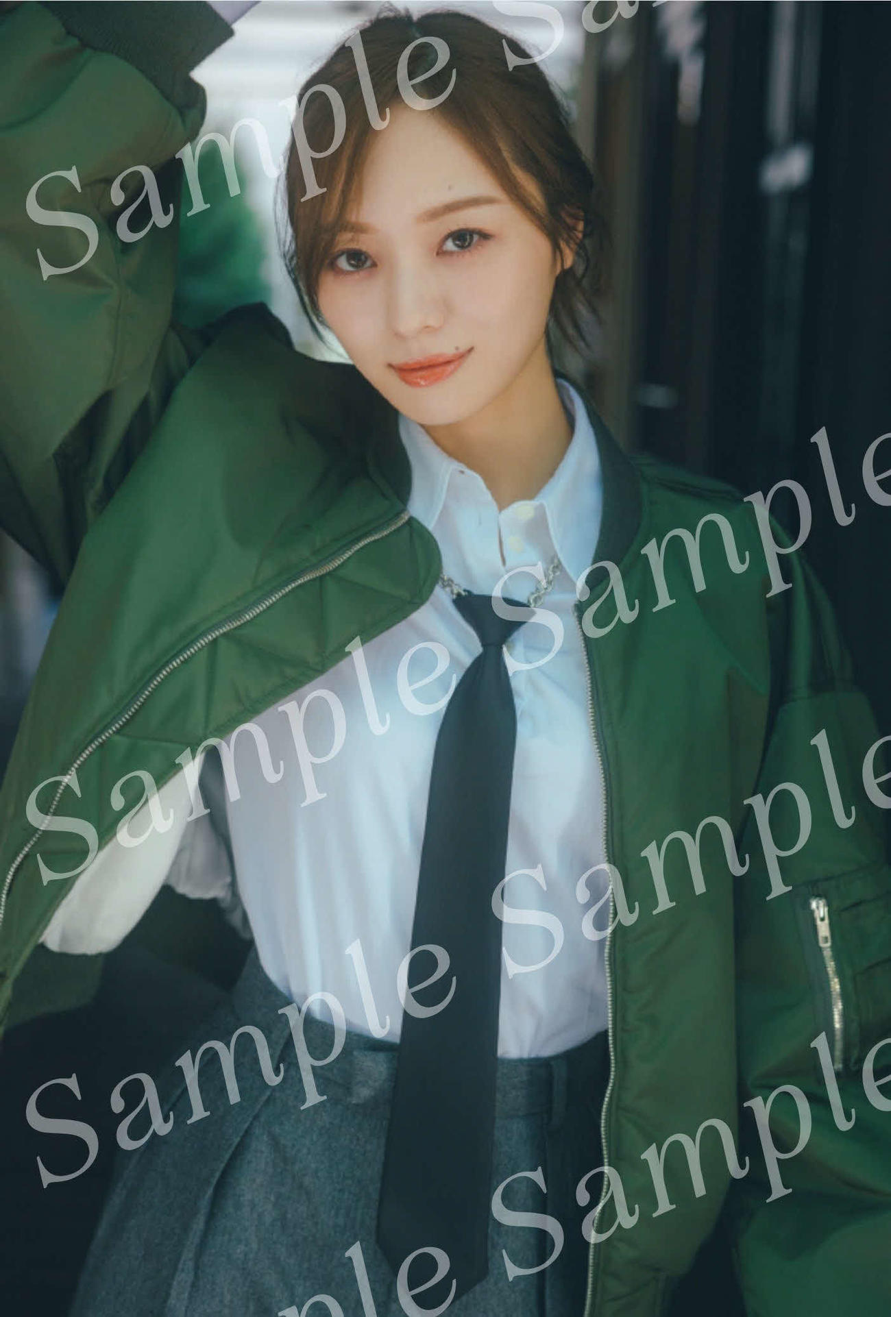 公開された乃木坂46梅澤美波セカンド写真集の特典ポストカード（撮影・東京祐）