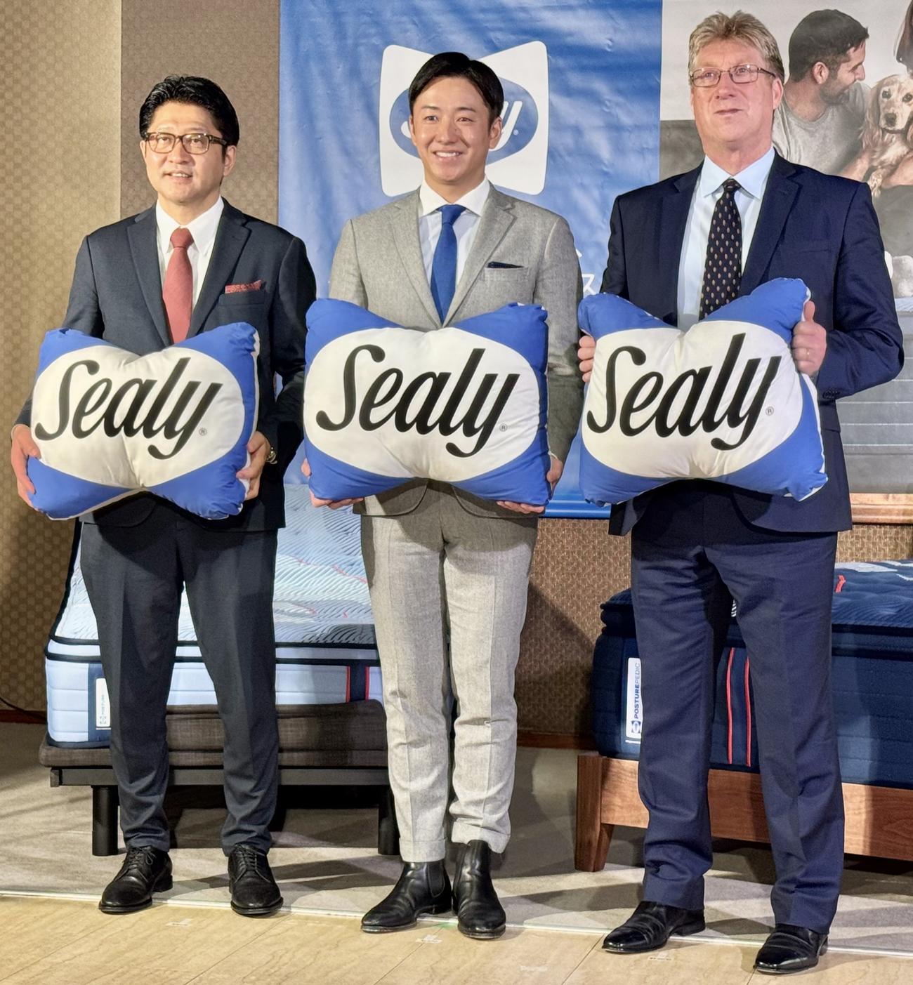 「Sealy」の新商品発表会に出席した、左からスリープセレクトの西村秀之社長、斎藤佑樹氏、ソムニグループインターナショナルのデイビッド・モンゴメリー副社長
