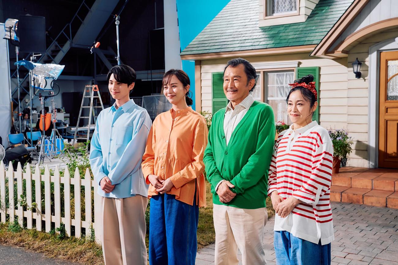 「あんしんパレット」のCMに出演する、左のから本田響矢、比嘉愛未、濱田マリ、吉田鋼太郎