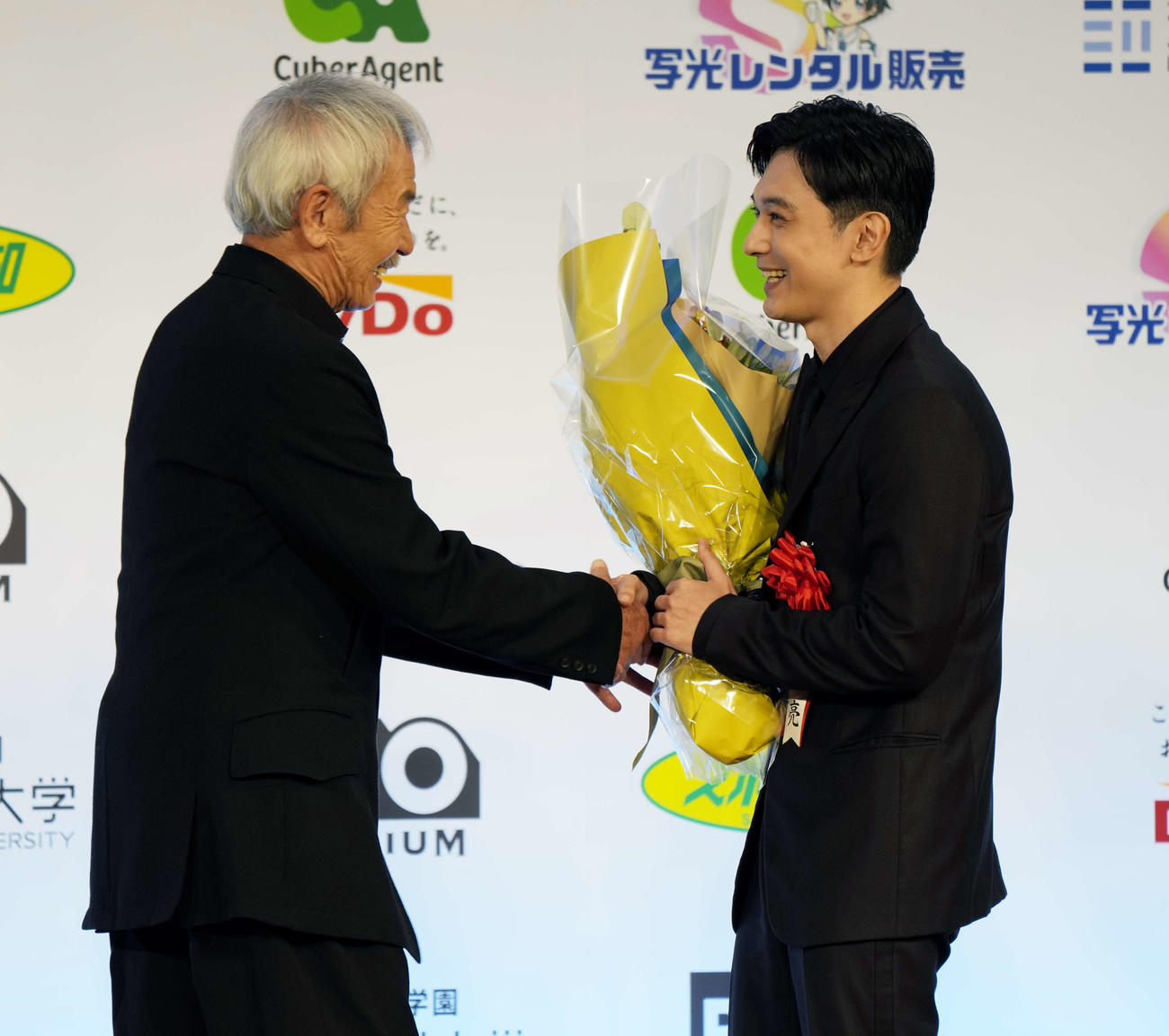 映画「国宝」で主演男優賞を受賞した吉沢亮（右）は田中泯から花束を贈呈される（撮影・小島史椰）