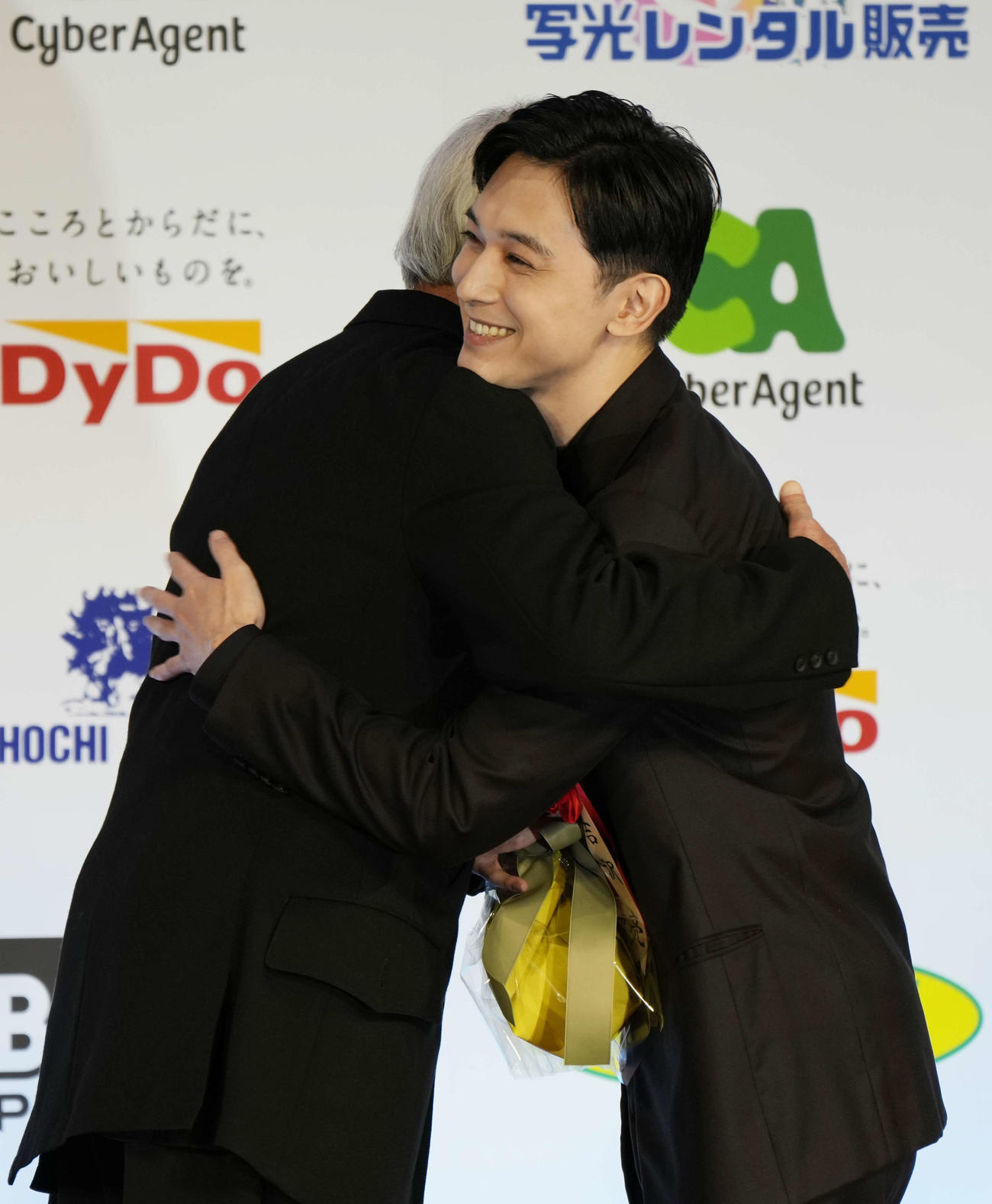 映画「国宝」で主演男優賞を受賞した吉沢亮（右）は田中泯から花束を贈呈され抱き合う（撮影・小島史椰）