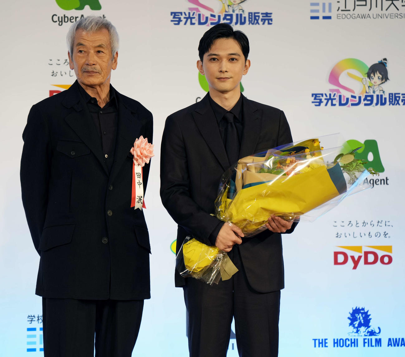映画「国宝」で主演男優賞を受賞した吉沢亮（右）は田中泯から花束を贈呈される（撮影・小島史椰）